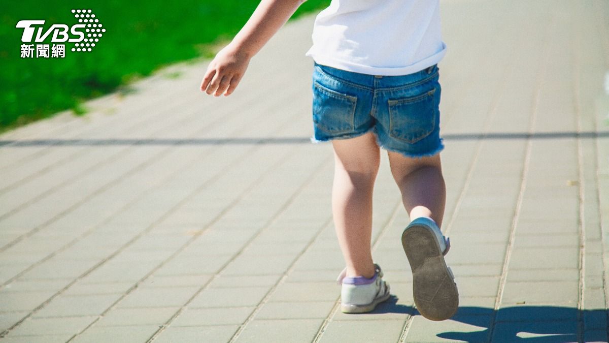 英國一名9歲女童在百貨走失、遭陌生人拐走侵犯。（示意圖／Shutterstock達志影像）