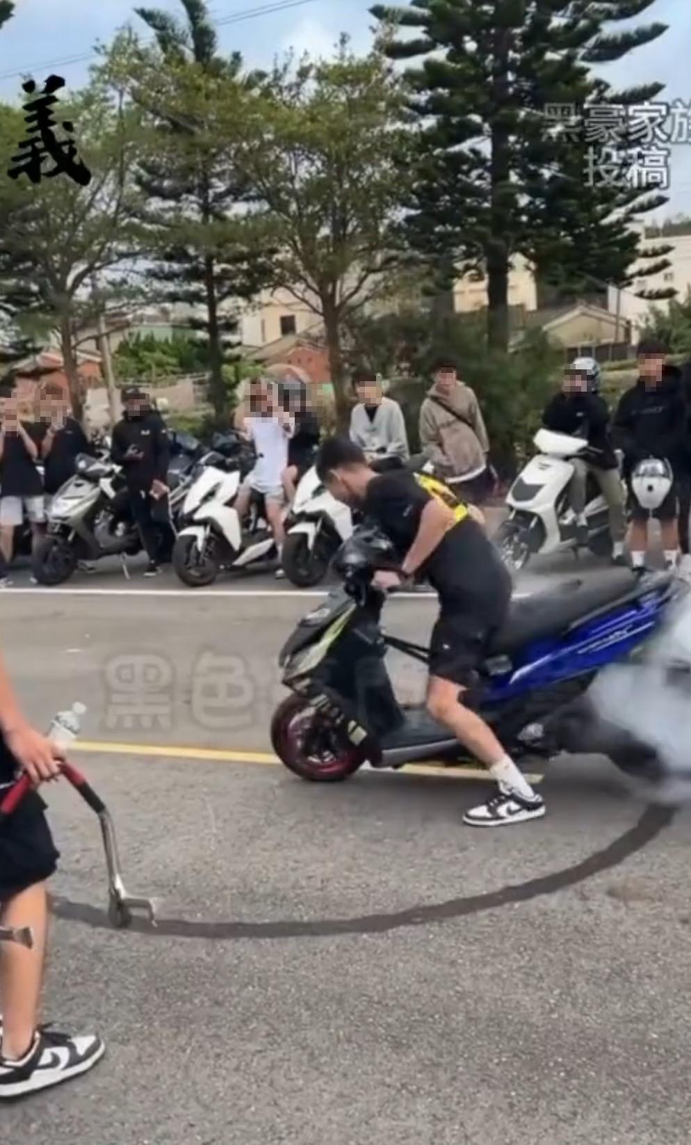 有人開始當場表演燒胎。（圖／翻攝自黑豪家族）