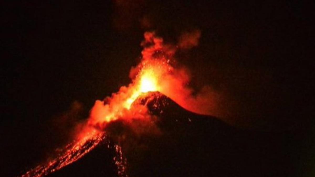 安地瓜「火峰火山」噴發的壯觀景色。（圖／翻攝自X @prensa_libre）