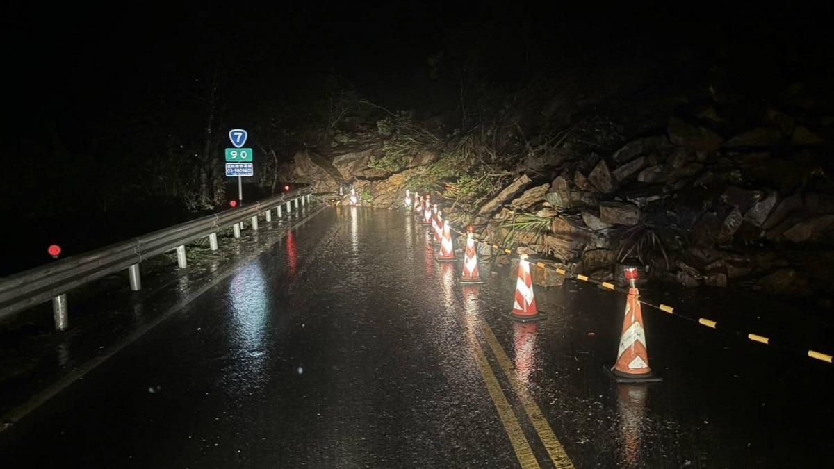 受連續降雨影響，台7線英士段坍方阻斷。（圖／翻攝自交通部公路局東區養護工程分局）