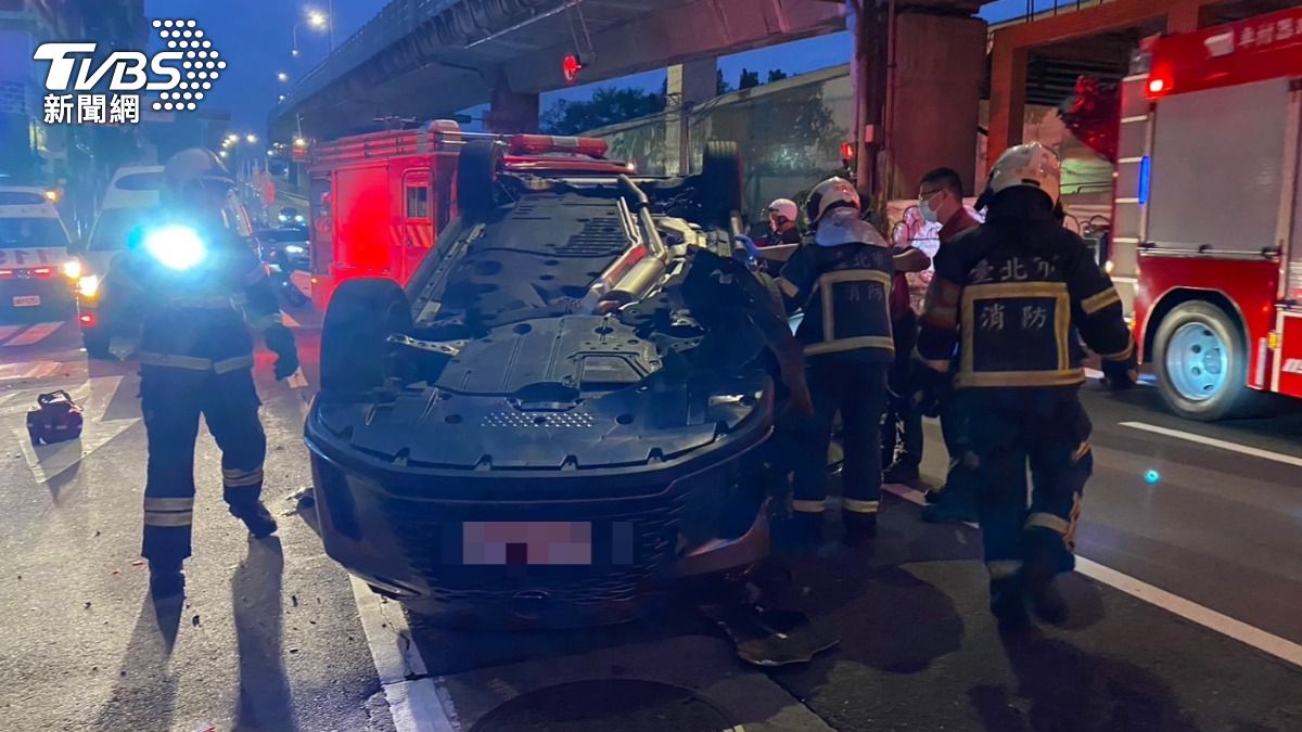 林男酒駕翻車，警消人員到場救援。（圖／TVBS）