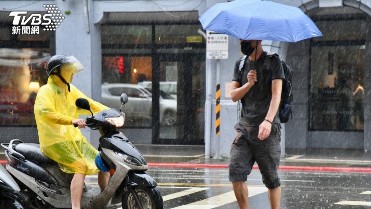 氣象署表示，今天至明天清晨北東地區將有大雨或豪雨。（圖／胡瑞麒攝）