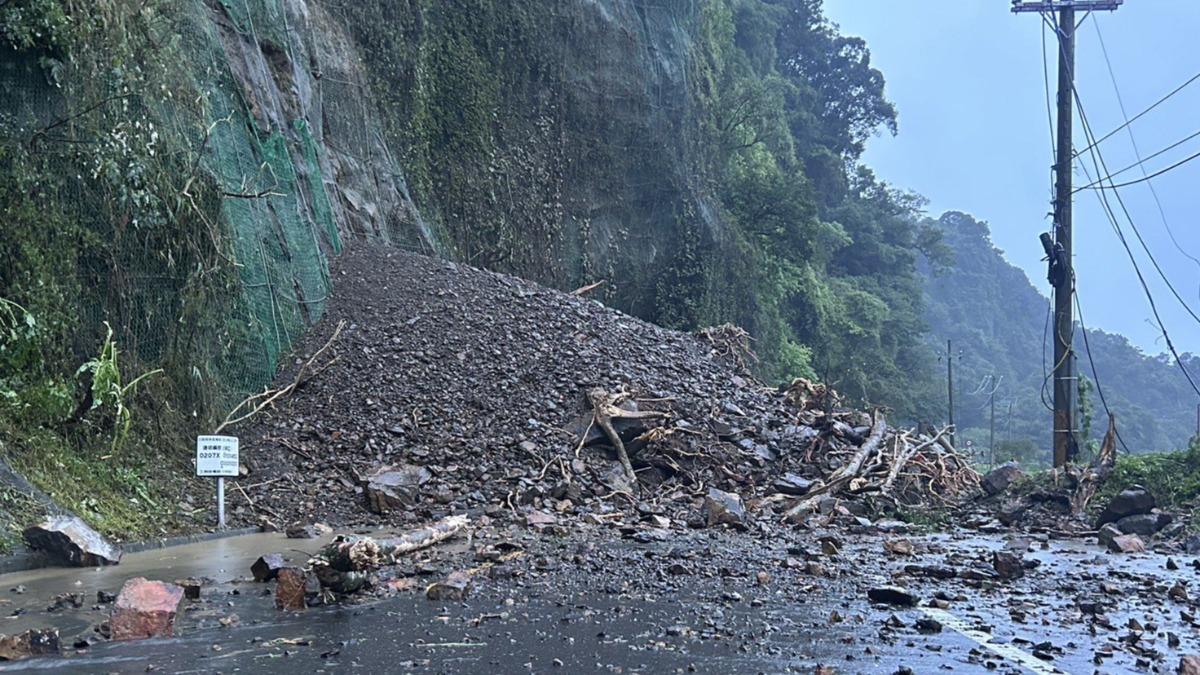 北橫公路台7線93.1k牛鬥路段今日清晨發生坍方。（圖／翻攝自公路局）