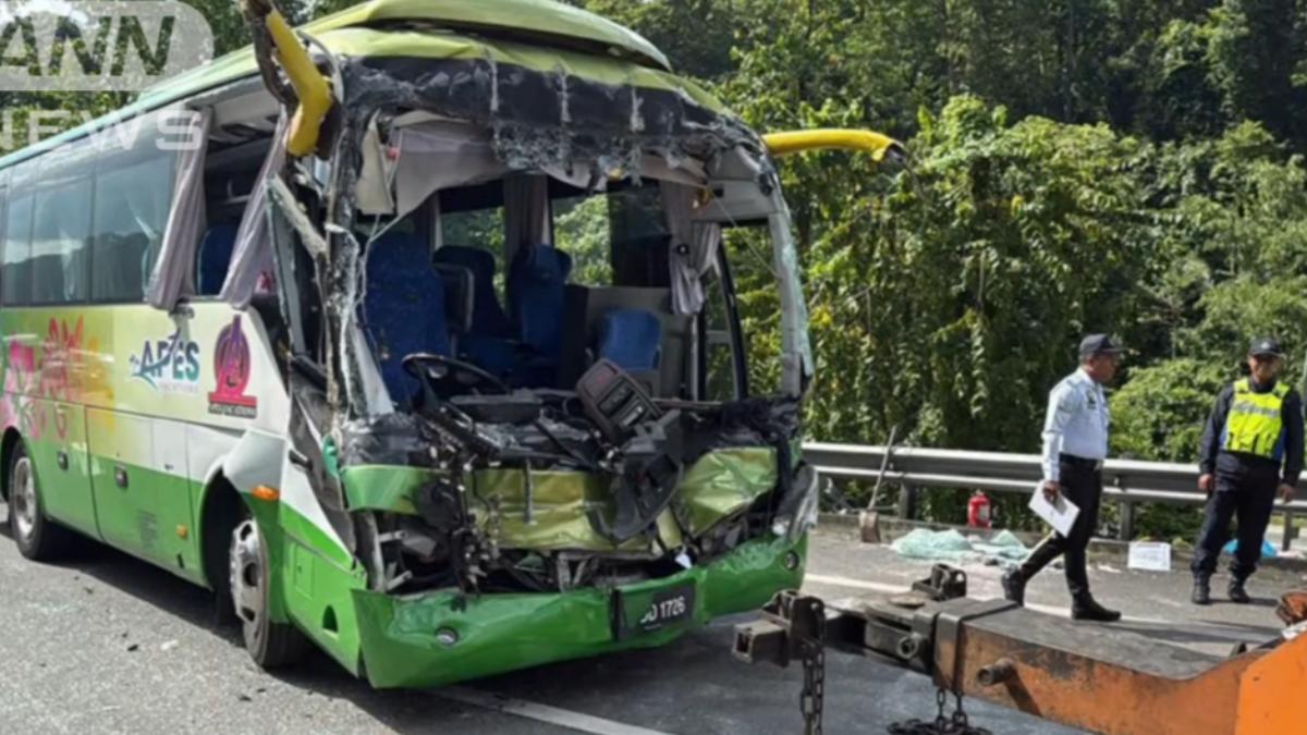 馬來西亞重大車禍，遊覽車追撞拖車。（圖／翻攝自朝日電視台）