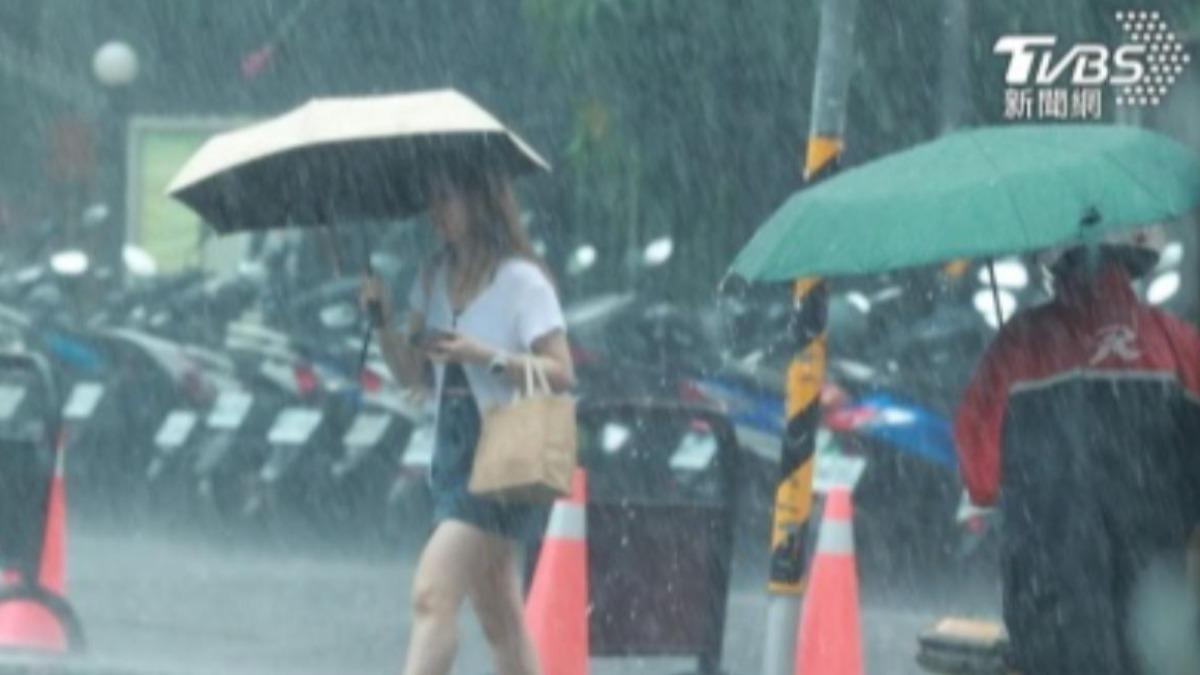 賈新興指出明天午後各地有局部短暫陣雨。（示意圖／黃城碩攝）