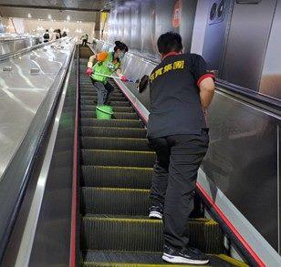 日前有名男子在電扶梯上公然便溺，北捷花3小時清電扶梯。（圖／北捷提供）