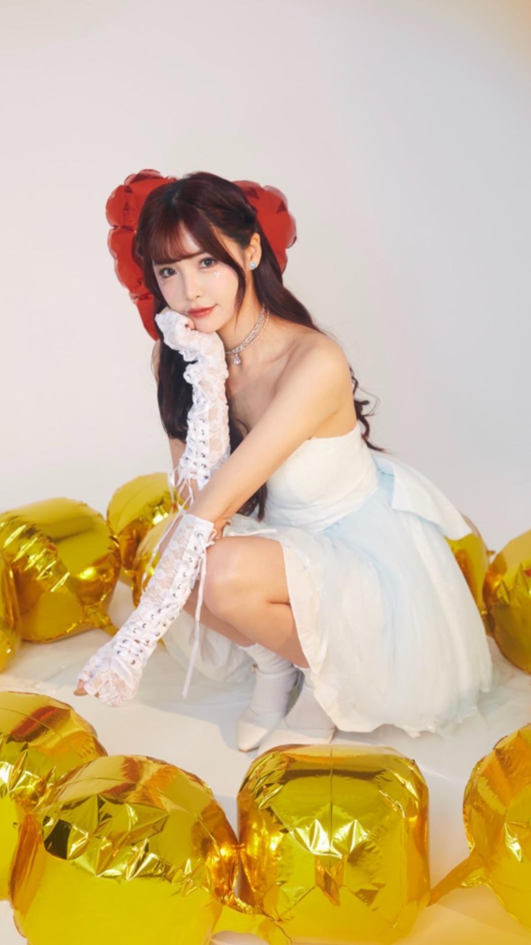 菲菲透露有次粉絲包下了一輛貼有她照片的「22號公車」，是她最難忘的生日禮物。（圖／菲菲提供）