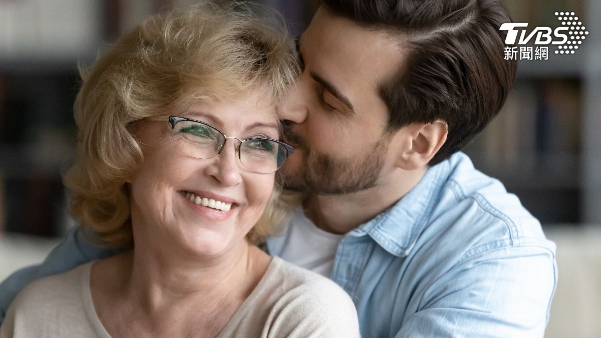 30歲的兒子出門上班前，都要跟媽媽親嘴說再見。（示意圖／shutterstock 達志影像）