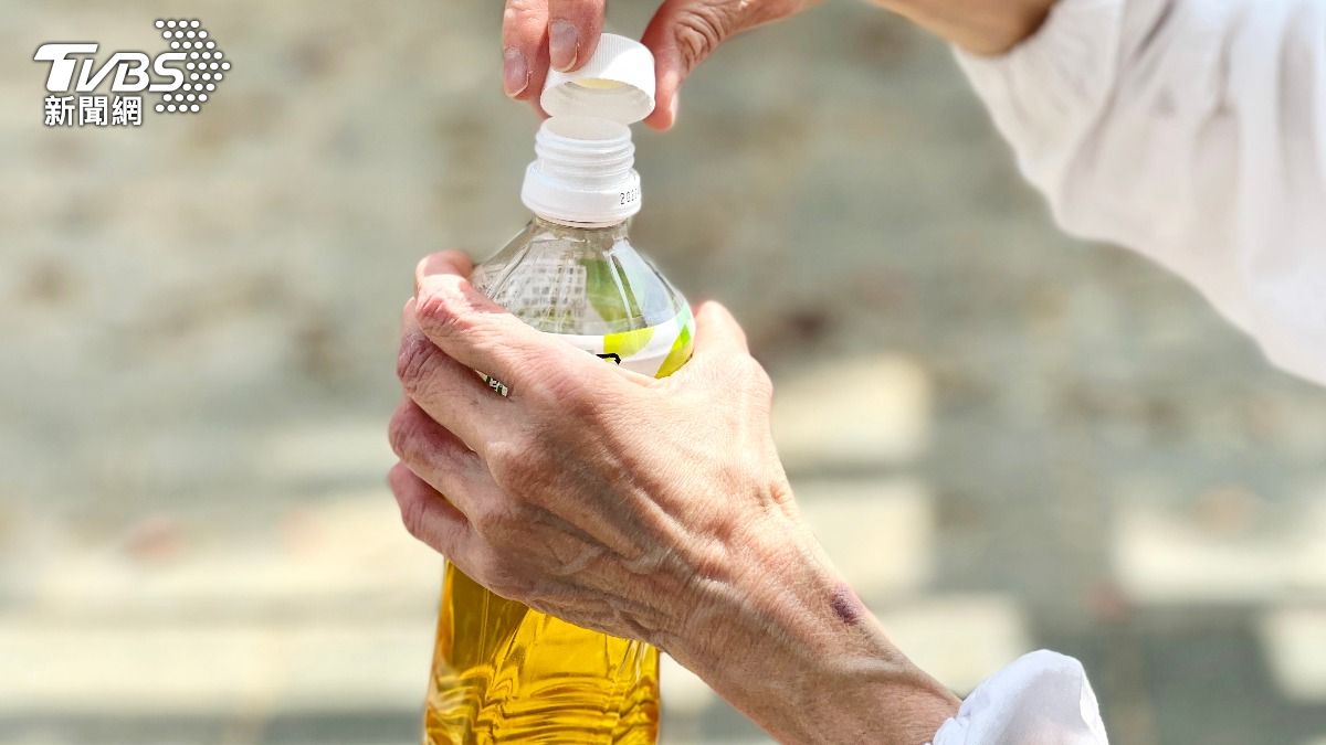 日本專家提醒，寶特瓶盡量別重複使用。(示意圖／達志影像Shutterstock)