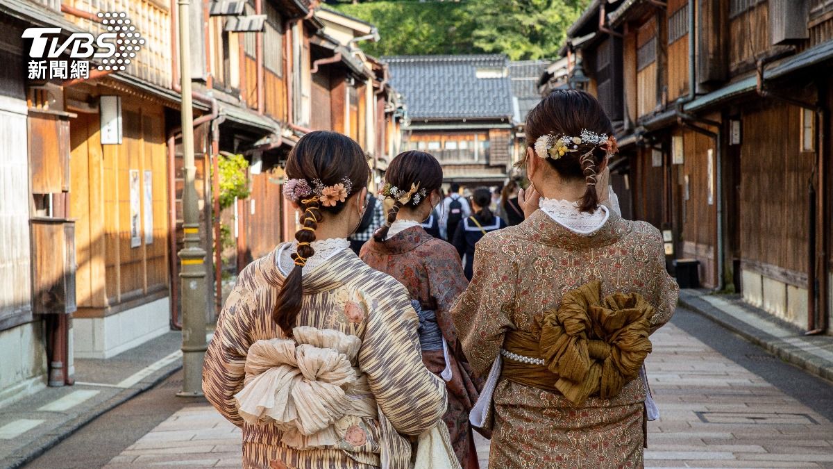 金澤街道左右林立木造茶屋。(圖／達志影像Shutterstock)