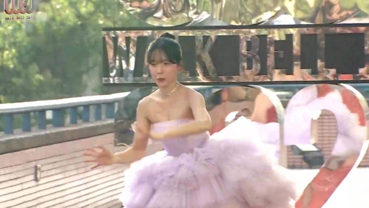 李多慧轉身後沒站穩踉蹌。(圖/翻攝自走鐘獎直播YT頻道)