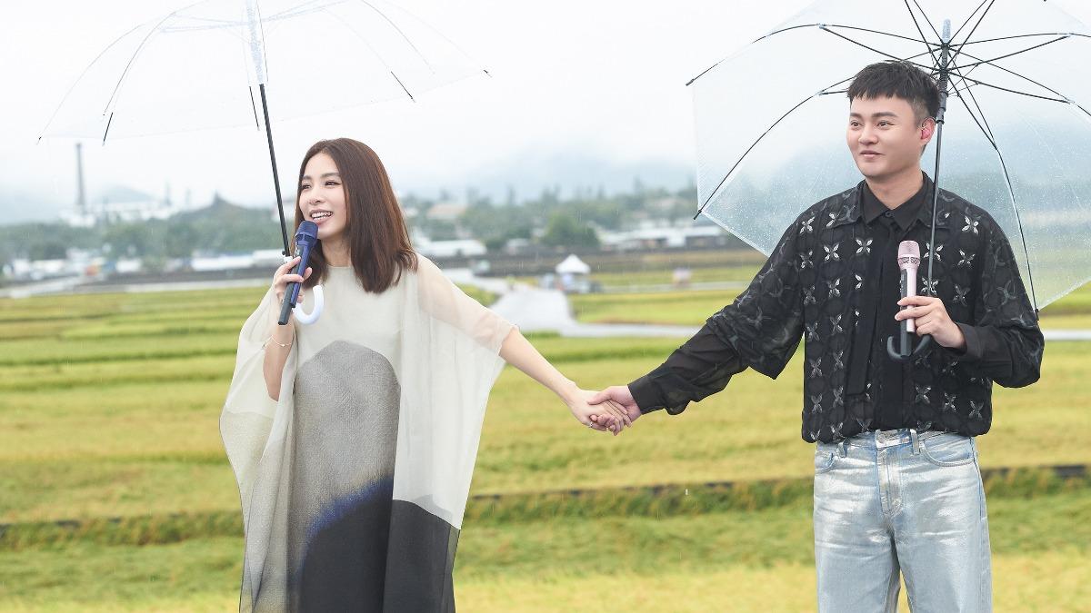 田馥甄（左）和許富凱無懼大雨，今在池上秋收稻穗藝術節攜手開唱。（圖／台灣好基金會提供）