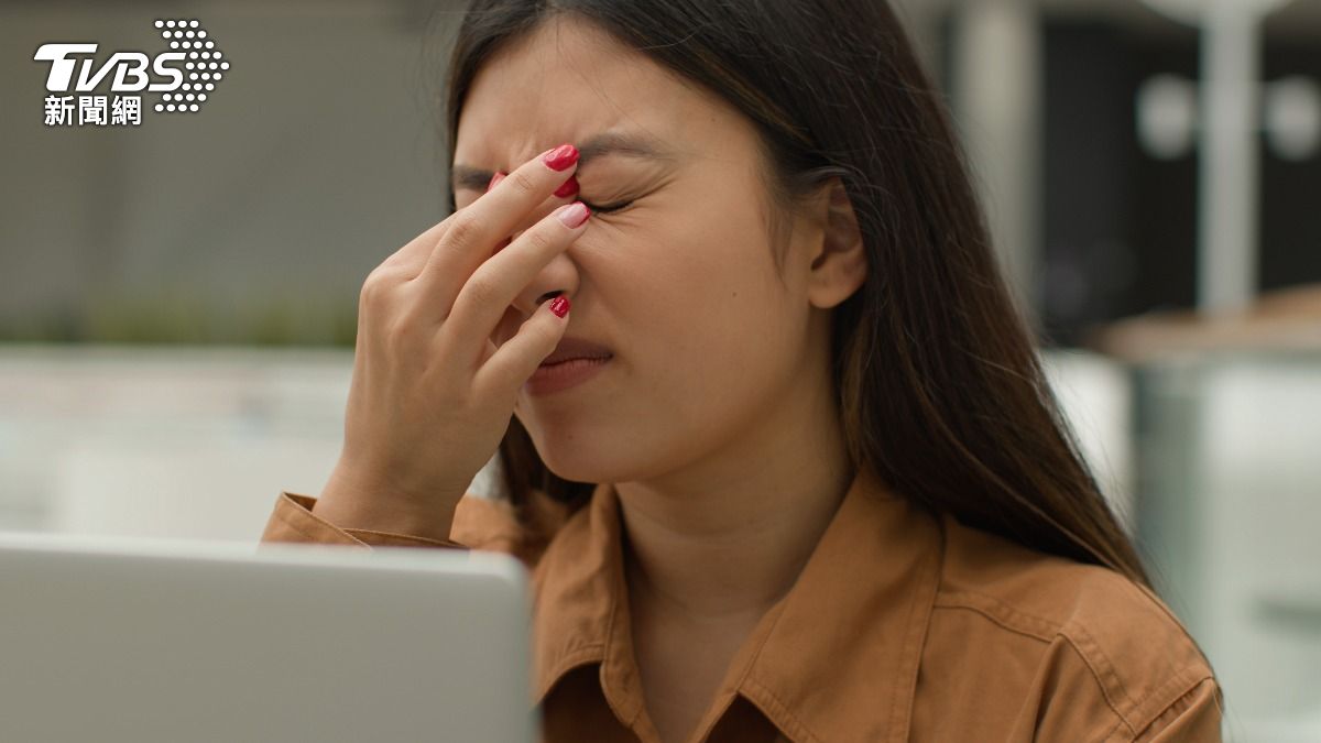 飛蚊症是許多人都有遇到的問題，尤其盯著亮白的牆壁或藍天時，總會看到眼前有小黑點飄來飄去。（示意圖／shutterstock達志影像） 