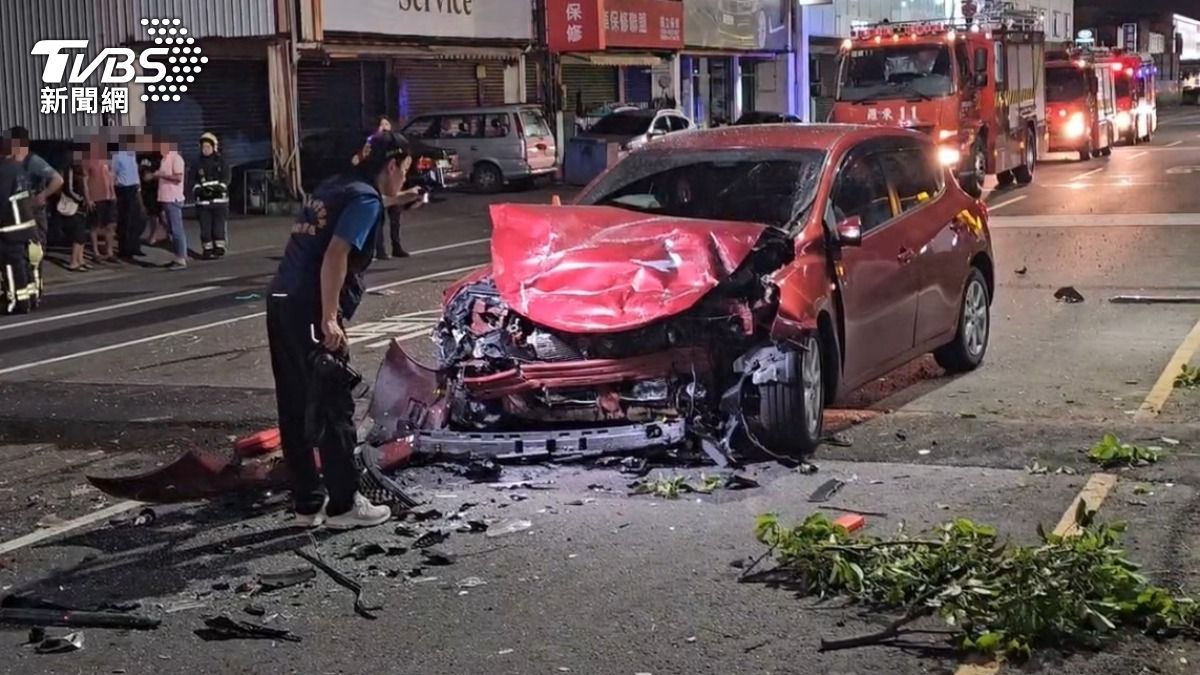 宜蘭五結鄉昨日晚間發生一起嚴重車禍。（圖／TVBS）