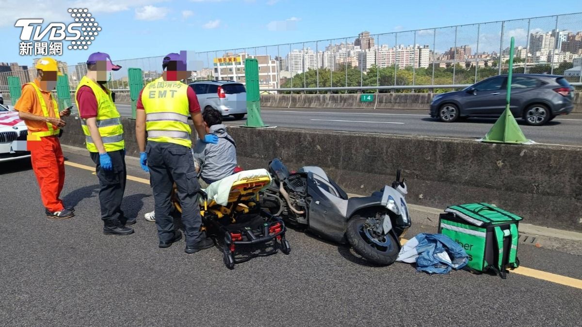 機車騎士誤闖國道後自撞護欄。（圖／TVBS）