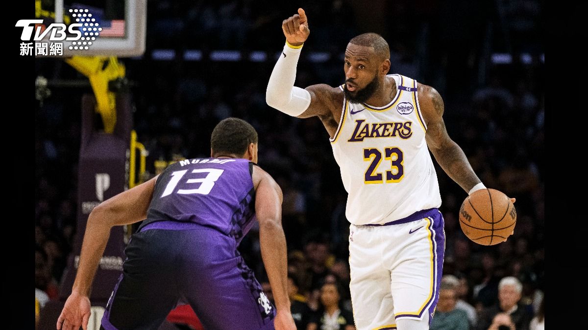 湖人背靠背出戰下，39歲詹姆斯（LeBron James）仍豪取32分14籃板10助攻。（圖／達志影像美聯社）