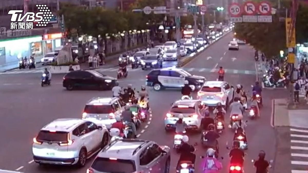 警車幫忙開道護送，帶領當事人穿過擁塞的車陣。（圖／TVBS）