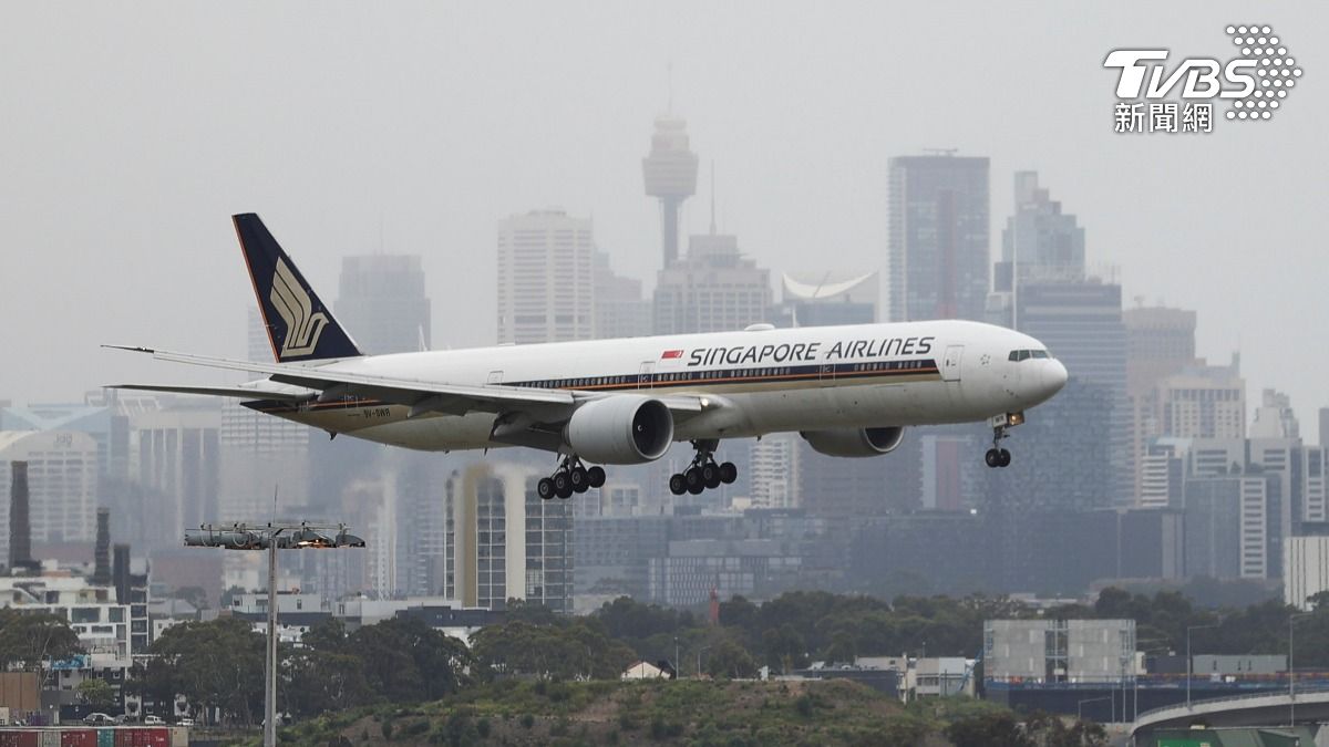 擋風玻璃破裂！新加坡航空波音777客機飛東京　改轉降桃園機場│TVBS新聞網