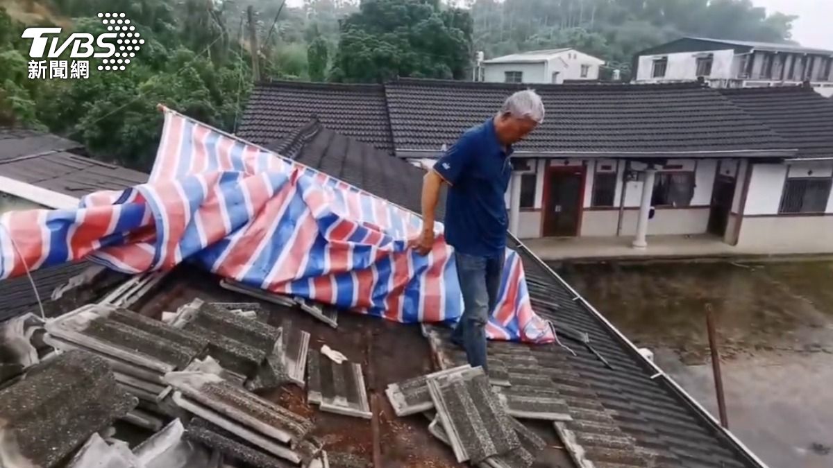 有居民房頂屋瓦遭到震毀，擔憂即將到來的颱風，急忙將帆布拉起。（圖／TVBS）