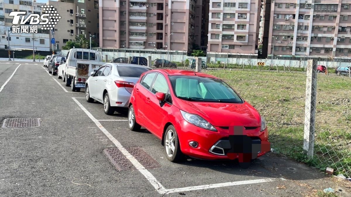 高雄一名黃姓女子被發現陳屍在車內。（圖／TVBS）