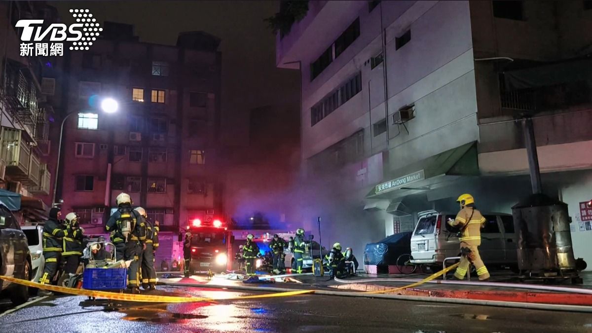 北市大安區安東市場今凌晨火警。（圖／陳冠宇攝）