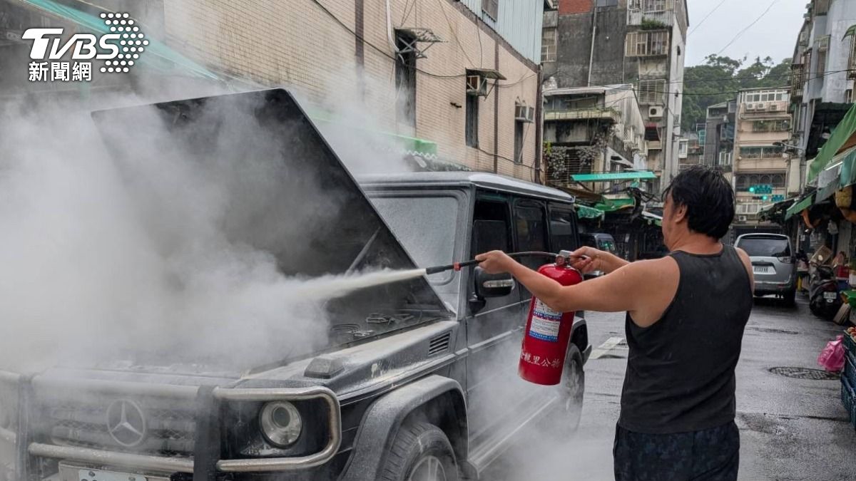 藝人九孔拿滅火器搶救愛車。（圖／民眾提供）