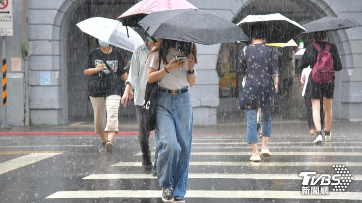 受「東北季風＋颱風外圍」影響，北部、東半部降雨增加。（圖／胡瑞麒攝）