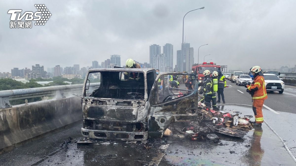 小貨車行駛中後方貨物突起火，整輛車被燒毀。（圖／TVBS）