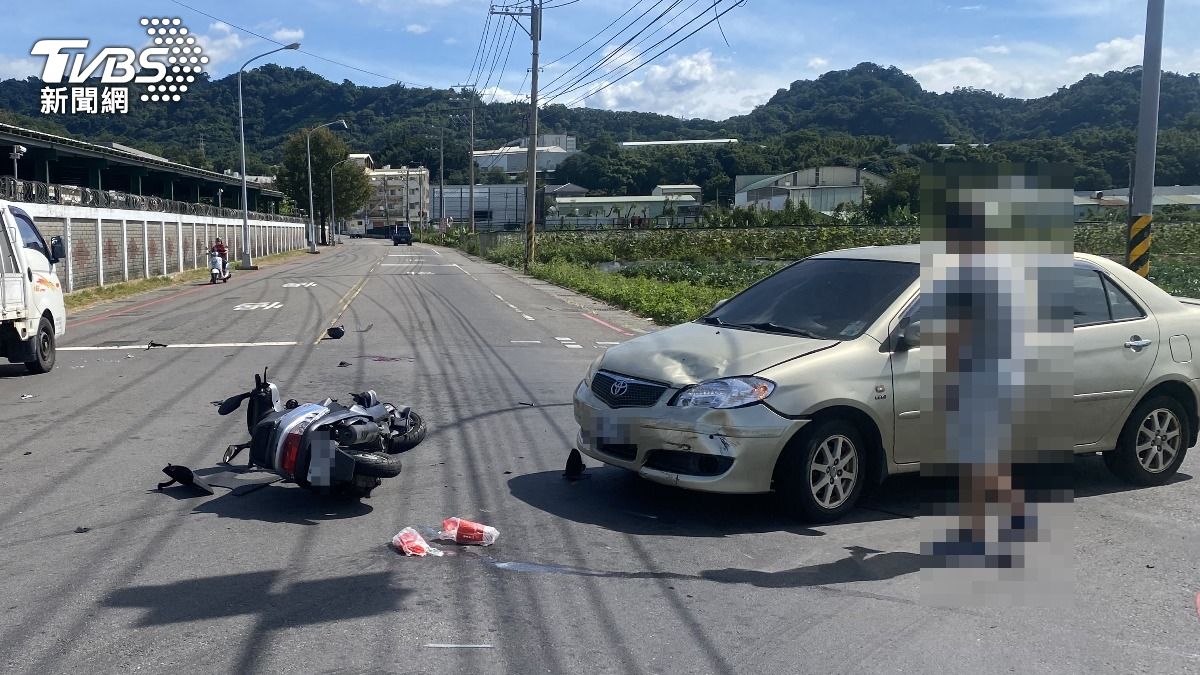 汽、機車在路口發生碰撞。（圖／TVBS）