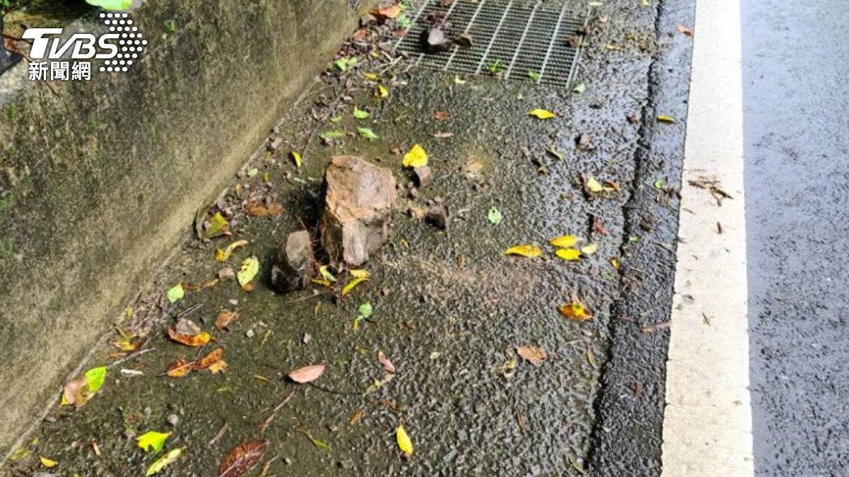 九份往老街方向土石坍方已清理路面碎石。（示意圖／TVBS資料照）