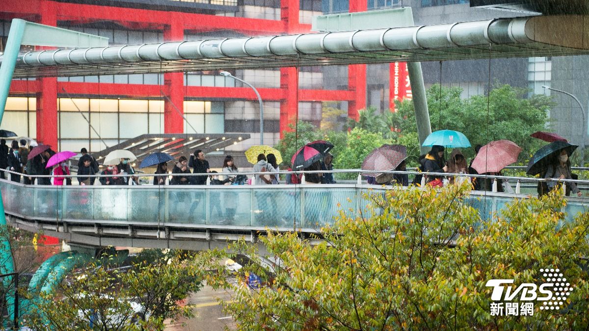 康芮颱風撲台，網友表示「信義區搖滾中」。（示意圖／shutterstock達志影像）