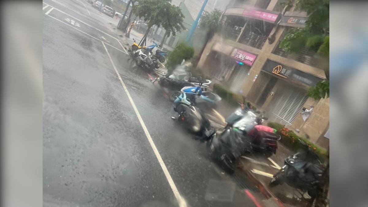 網友拍下蘆洲狂風吹倒機車。（圖／翻攝《我是蘆洲人 LoveLuzhou》）