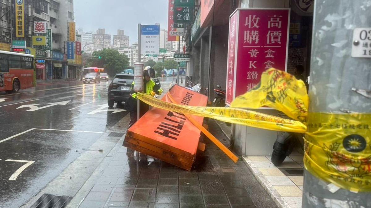 北市內湖區東湖路三段招牌遭強風吹落。（圖／翻攝畫面）