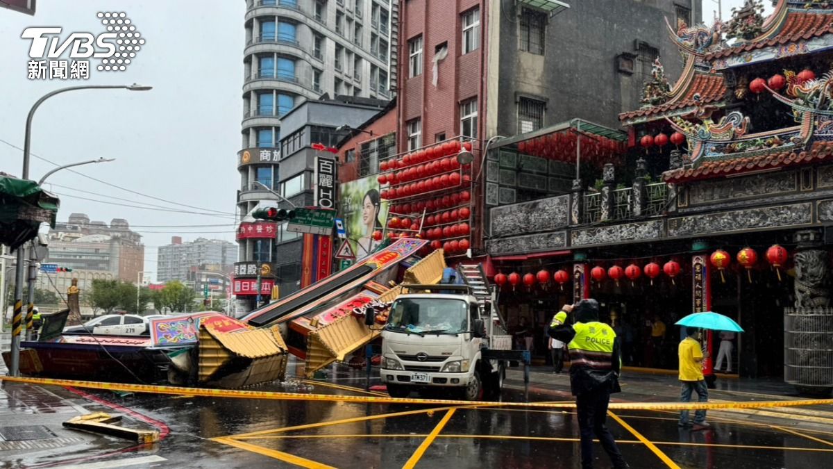 板橋慈惠宮旁牌樓疑似不敵風雨發生倒塌情況。（圖／TVBS）