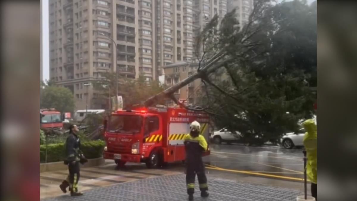 警消人員疲於奔命救災結果消防車也意外遭殃。（圖／翻攝畫面）