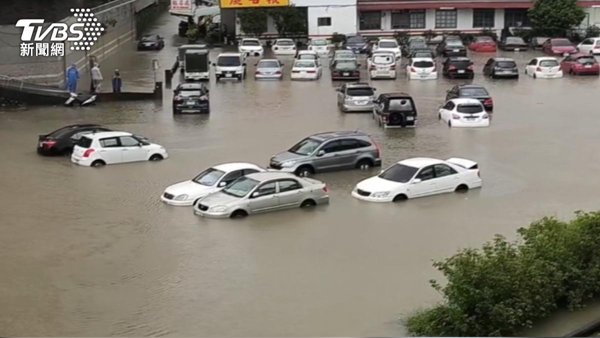 強颱康芮來襲，網友怕愛車泡水急發文租車位。（示意圖／TVBS資料畫面）