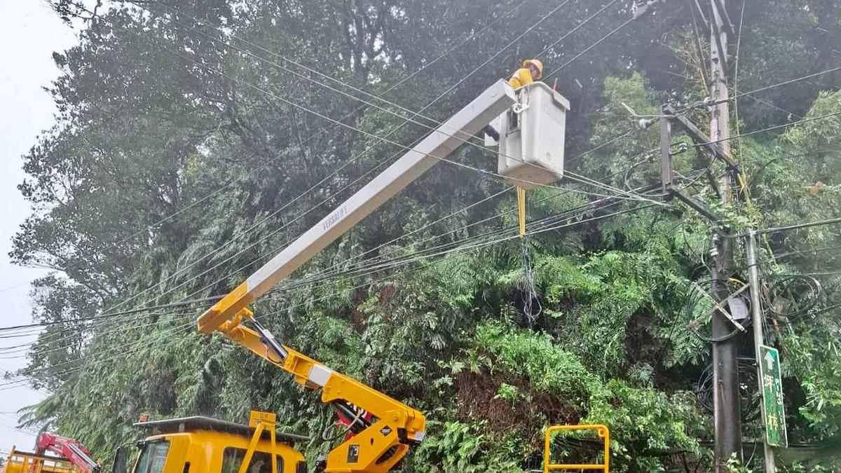 台電人員冒雨搶修盼盡快恢復供電。（圖／台電北南區營業處提供）