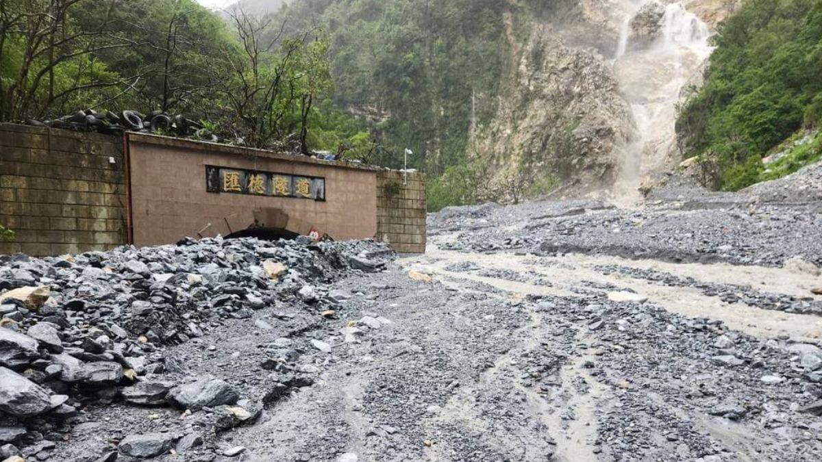 受颱風康芮強風、降雨影響，台9線161.3k匯德隧道北口土石流坍土方約1萬2000立方公尺，預計2日中午12時搶通。（圖／公路局提供）