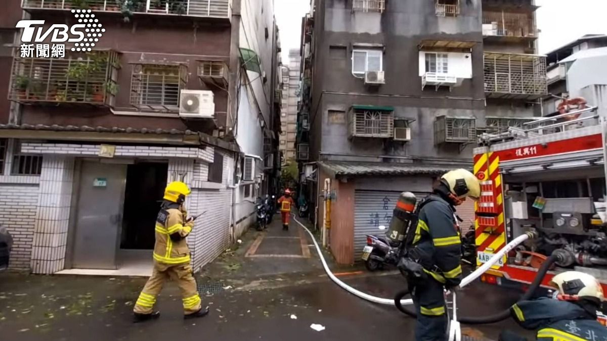 文山區火災警消救出一民眾送醫。（圖／TVBS）