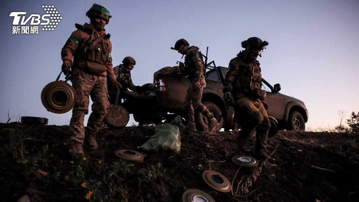 日前烏克蘭軍隊準備安裝防坦克地雷。（圖／達志影像路透社）