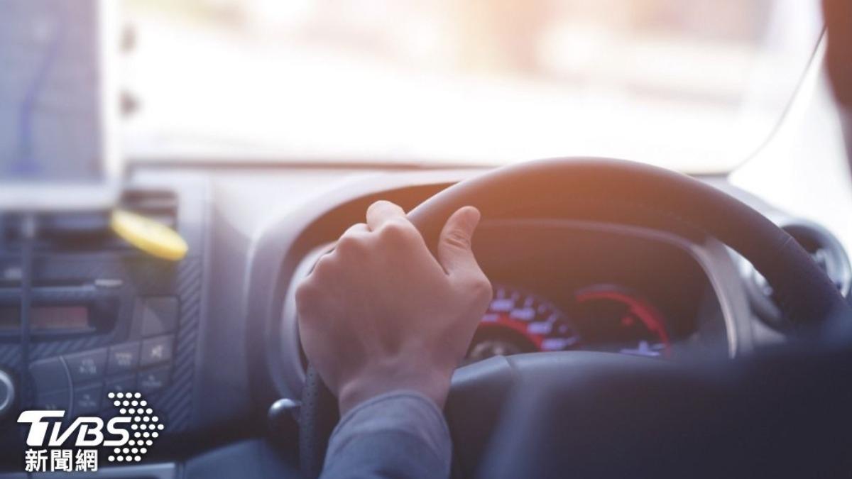 她花半小時等車，不料卻被司機趕下車。（示意圖，非當事人／shutterstock達志影像）