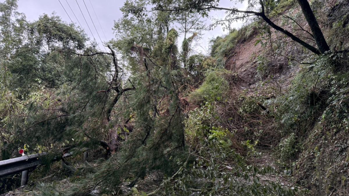 梨山地區發生大量山石滑落及路基損壞無法通行，阻礙台電機具、設備進入山區搶修。（圖／台電提供）