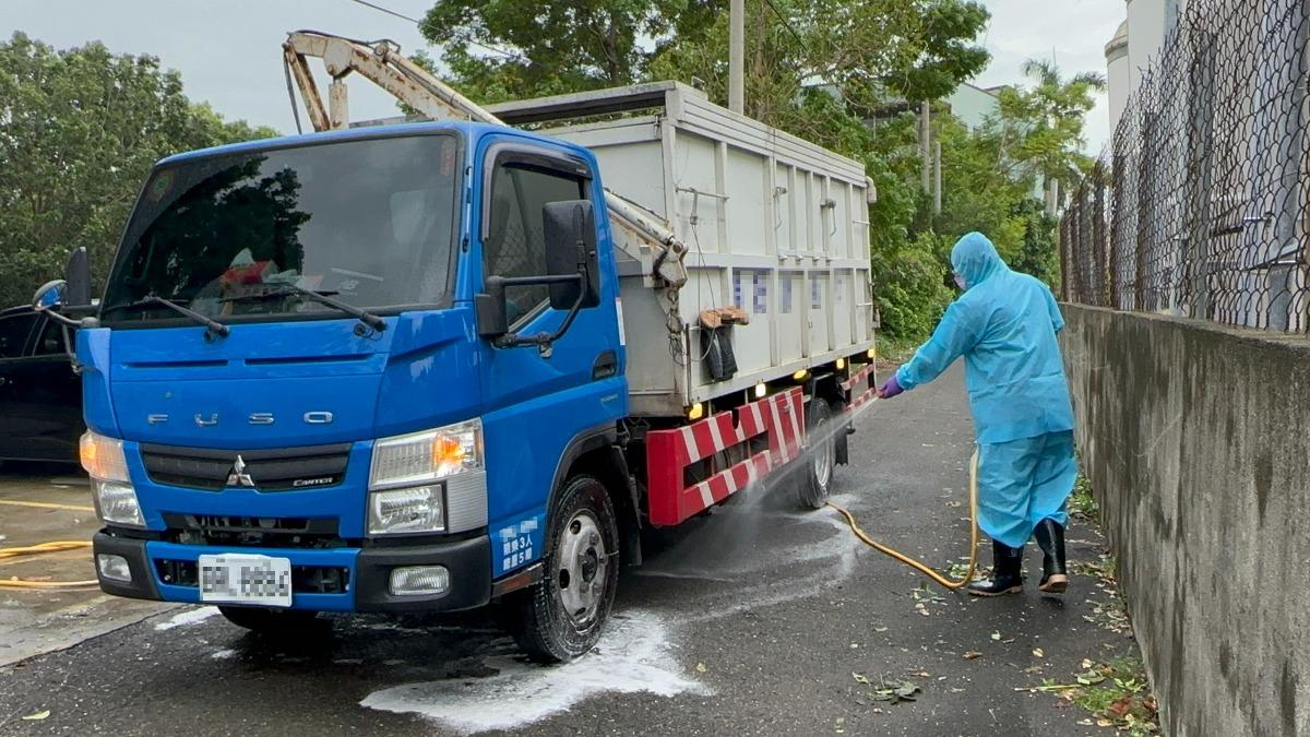 北斗種鵝場出現異常死亡，經採樣檢出H5N1亞型高病原性禽流感病毒，動防所1日派員到場撲殺消毒。（圖／中央社）