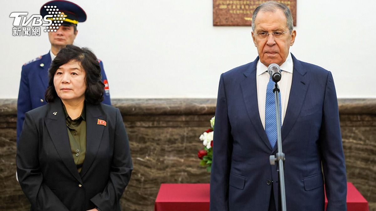 北韓外務相崔善姬（圖左）和俄羅斯外交部長拉夫羅夫（Sergei Lavrov，圖右）。（圖／達志影像美聯社）