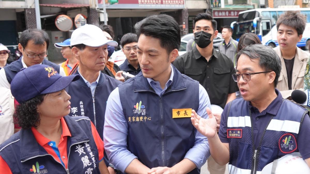 台北市長蔣萬安前往文山區勘災。（圖／北市府提供）