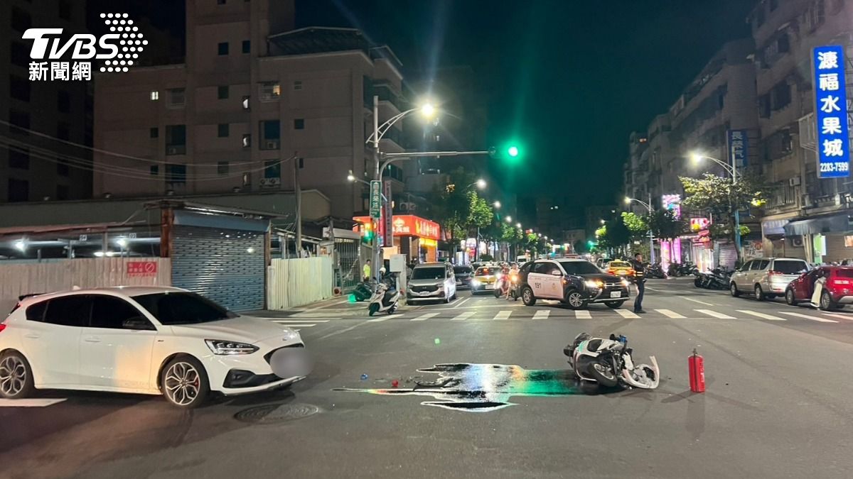 追捕過程中，警員為了閃車急煞自摔，所幸就醫後無生命危險。（圖／TVBS）