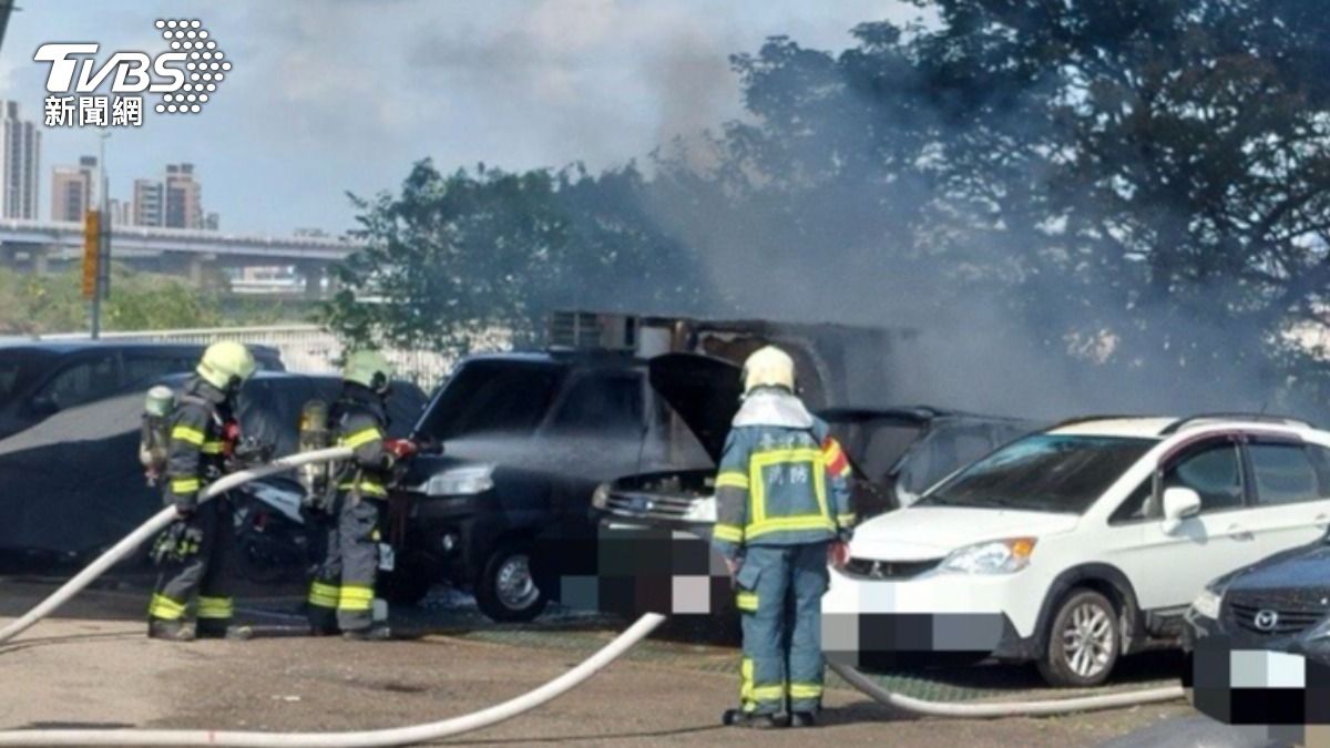 警消人員射水搶救。（圖／TVBS）