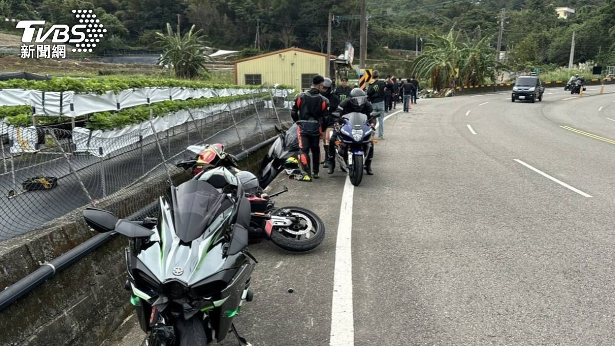 新竹男過彎自摔，連人帶車噴飛，撞上路邊4重機。（圖／TVBS）