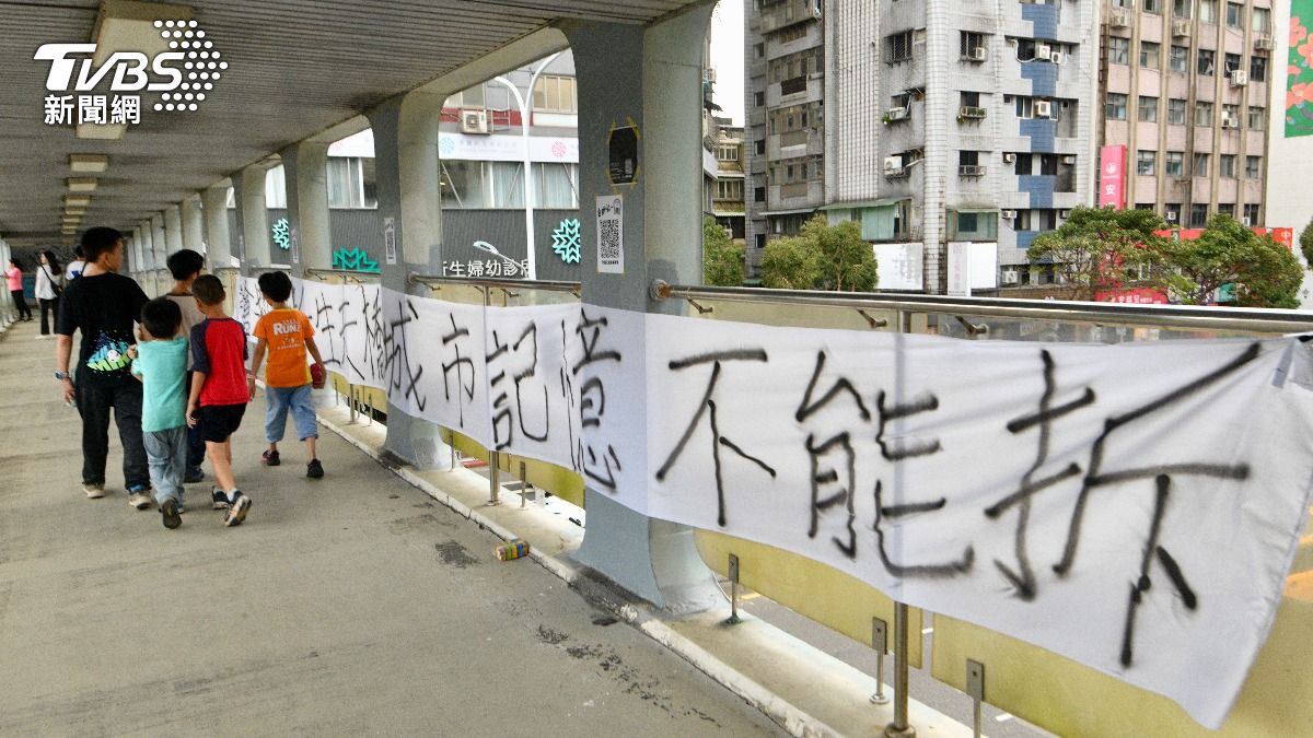 「守護和平新生陸橋」千人聚集反對拆，蔣萬安：持續溝通。（圖／記者胡瑞麒攝）