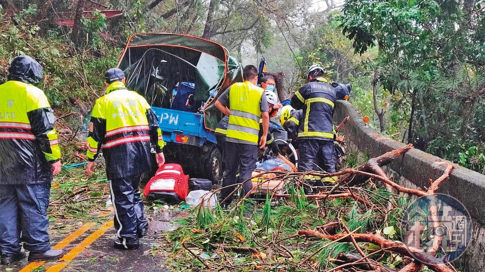 颱風期間一輛小貨車行經合歡山公路，女乘客慘遭路樹壓死。（圖／鏡週刊）